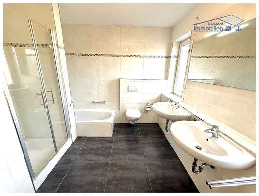 Helles Tageslichtbad mit hochwertiger Ausstattung im OG 