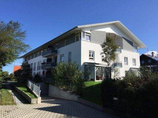 Zentrale Lage im Ort (Südwestansicht)