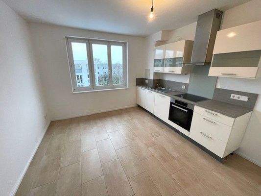 Moderne Küche mit Fenster