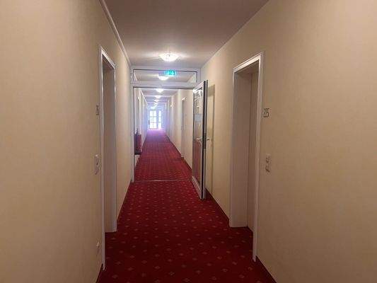 Durchdachte Flurgestaltung mit Brandschutz- und Fluchtweg-Elementen