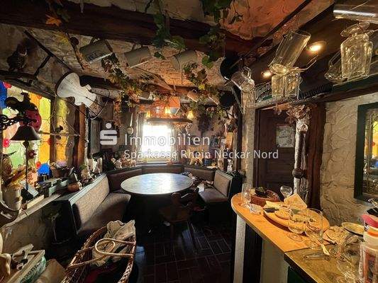 Zimmer mit uriger Bar in Erdgeschoss