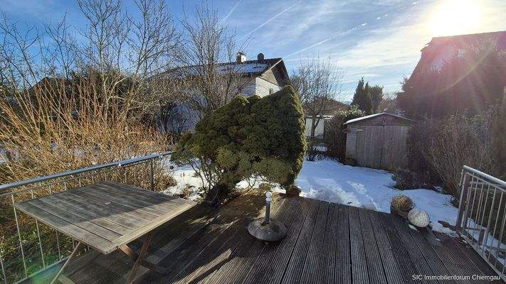 Terrasse mit Gartenhaus