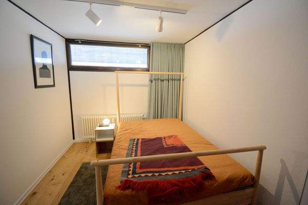 Schlafzimmer mit begehbarem Kleiderschrank