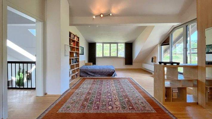 Schlafzimmer mit Ankleide und eigenem Balkon