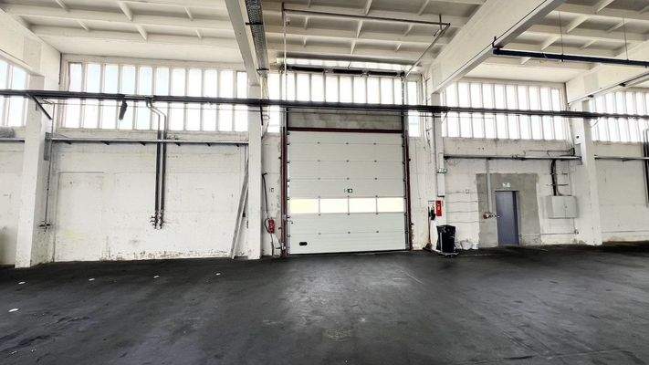 Eins von mehreren Toren zur Produktinshalle