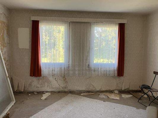 Obergeschoss mit Rissen in der Wand