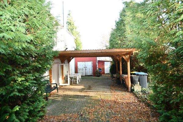 Auffahrt ums Haus mit Carport