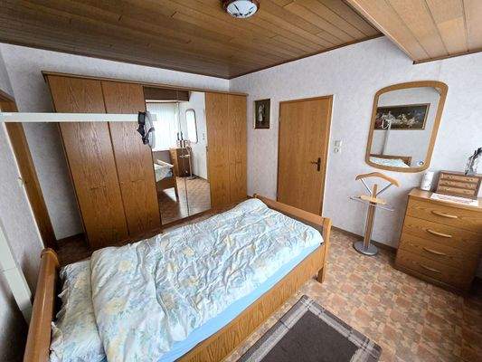 großes Schlafzimmer im Erdgeschoss