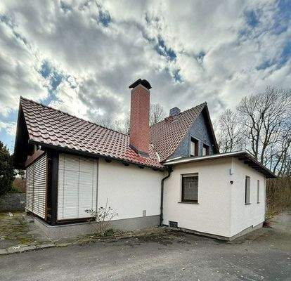 seitliche Ansicht mit Anbauten