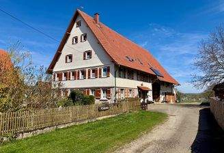 Wohnhaus mit Hofzufahrt