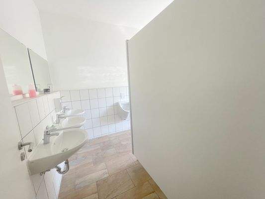 AnKaSa Immobilien GmbH_Maklerempfehlung Leipzig Markkleeberg Markranstädt Borna_Gewerbefläche Verkaufsfläche Lagerhalle_Nebenfläche Sanitäre Einrichtung2