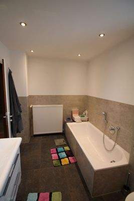 Bad im EG m. Dusche und Wanne.JPG