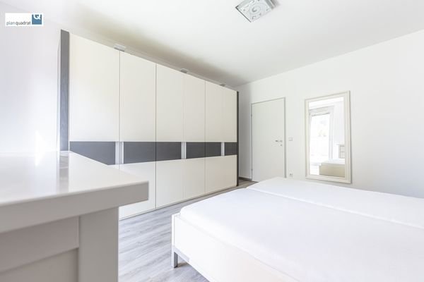 Zimmer 1 (gem. Grundriss-Skizze; ca. 17,20 m²)