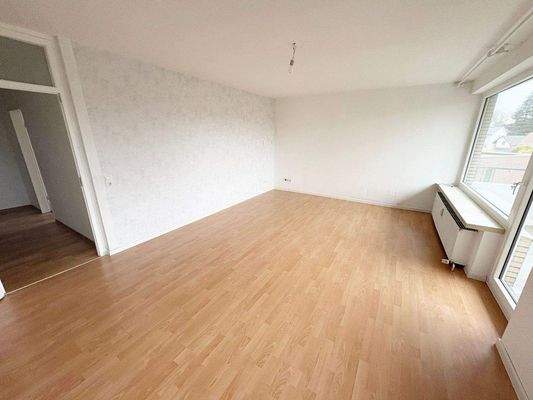 Wohn-Esszimmer mit Zugang zum Balkon