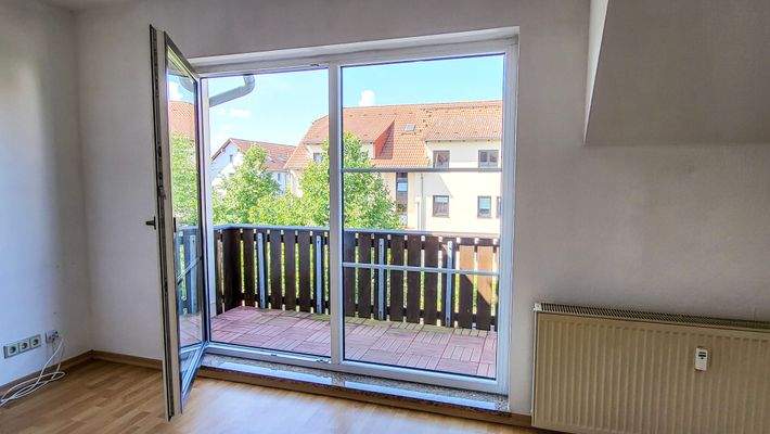 Wohnzimmer mit Zugang zum Balkon