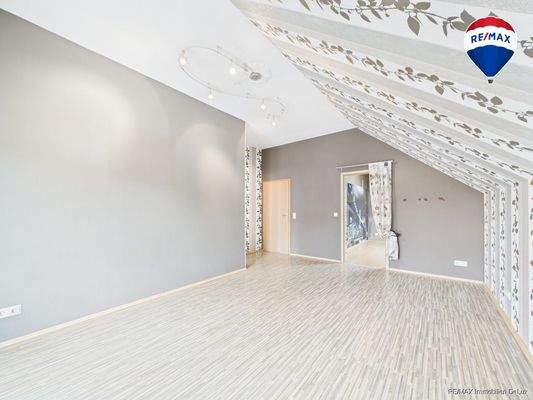 RE/MAX Immobilien DeLux Zweifamilienhaus Lebach - Steinbach  Wohnzimmer