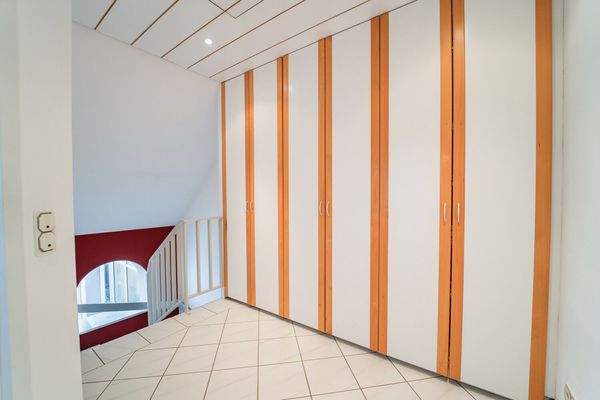 Flur mit maßgefertigten Einbauschränken im Dachgeschoss