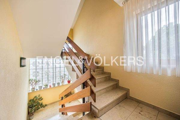 Gepflegter Treppenaufgang in das Dachgeschoss mit Ausbaupotenzial