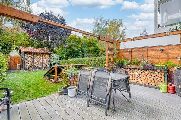 Großzügige Terrasse und Garten