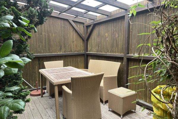 Freisitz überdacht im Garten