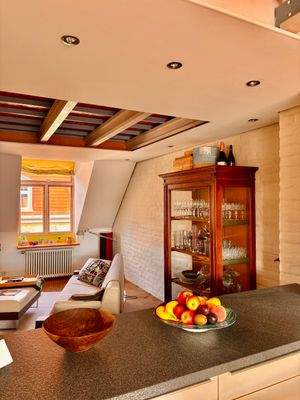 Blick von der Küche in den Wohnbereich