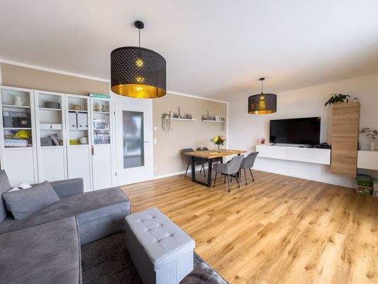 Das große und helle Wohnzimmer im EG