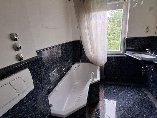 Badezimmer im 1.OG mit Badewanne