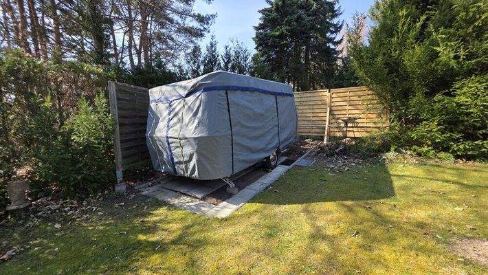 Parkplatz im vorderen Bereich