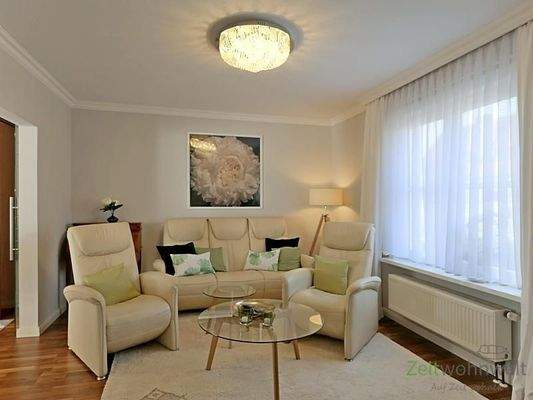 Couch und Sessel im Wohnzimmer