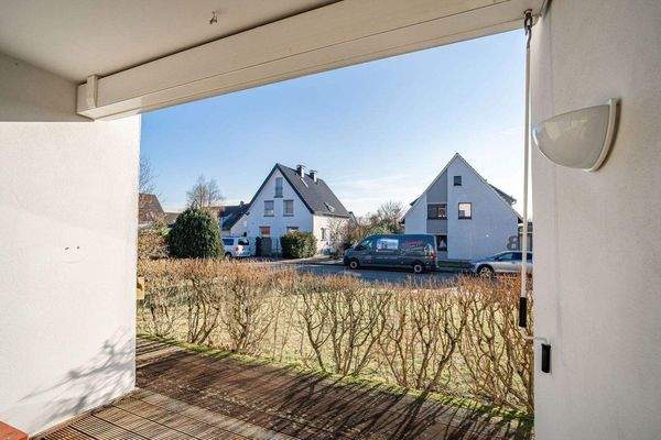 Die überdachte Terrasse kann durch eine Markise be