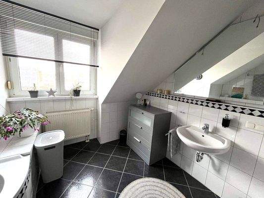 Tageslichtbad mit Dusche und Wanne