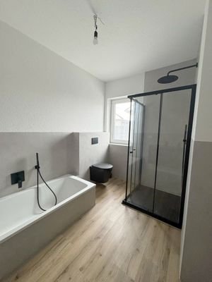 Muster Bad mit Dusche und Wanne