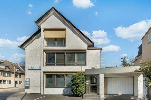 Hausansicht mit Garage