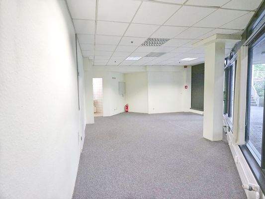 Ausgelgt mit grauem Teppichboden