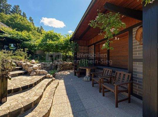 Vorgarten Weinreben - Verbessert - (KI generiert)