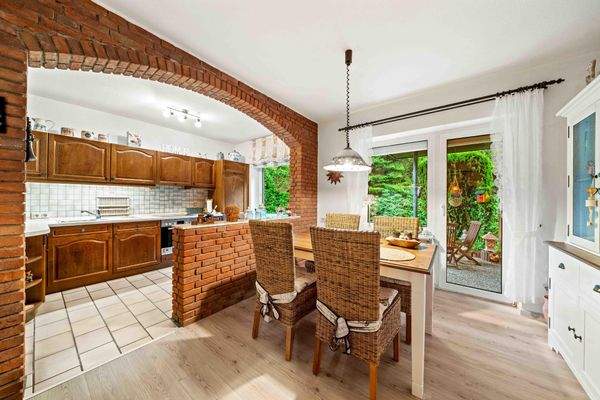 Esszimmer mit angrenzender Küche