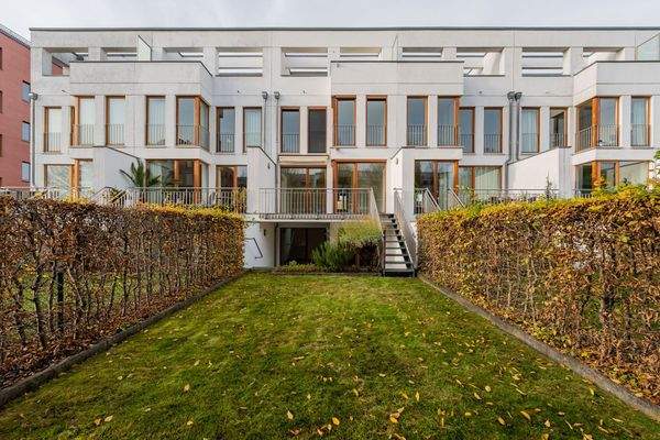 Garten und Gebäuderückseite