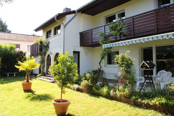 Süd-Ansicht Garten mit Terrasse u. Loggia