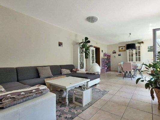 Offener Wohn-/Essbereich mit Zugang zur Terrasse u