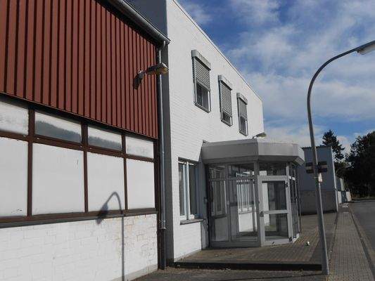 Außenansicht Halle 1 und Bürogebäude