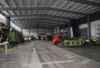 Hallenansicht mit mittiger Abteilung