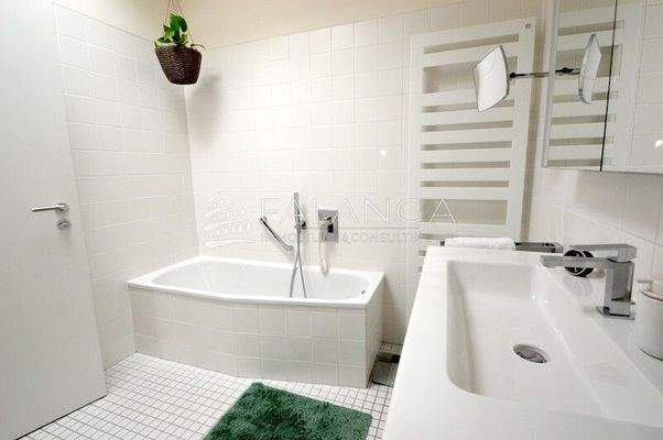 Tageslichtbad Staffelgeschoss oben mit Badewanne