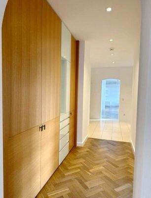 Flur mit großer Gardeobe 1