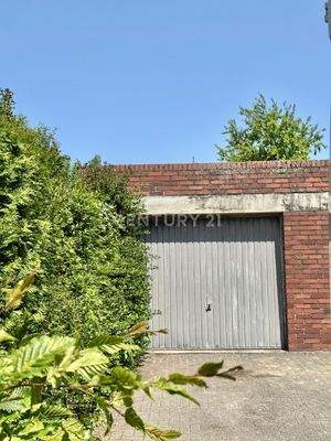 Garage (davor Stellplätze)