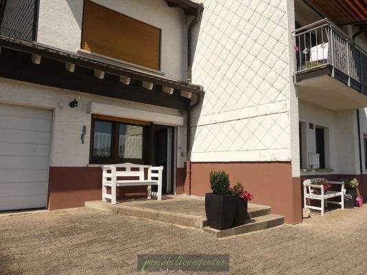 Wohnungseingang mit kleiner Terrasse