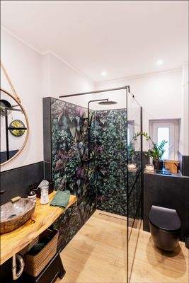 Komfortable ebenerdige Dusche im Gäste-WC