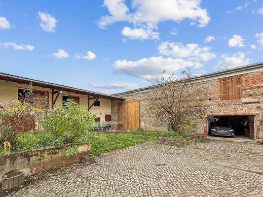 Nebengelass und Garage