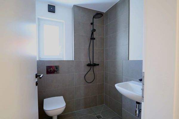 Zweites Bad, mit Fenster und Dusche