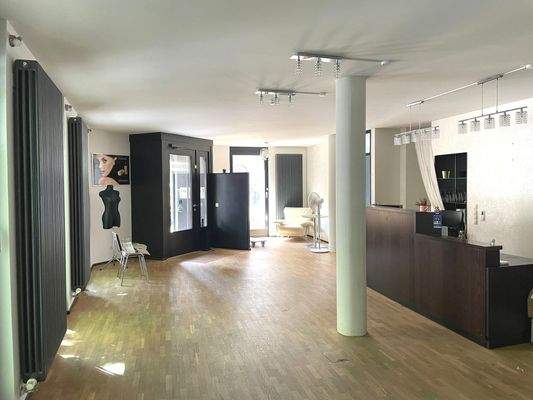 Hauptraum mit Tresen