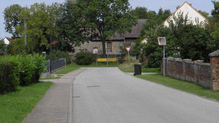Anliegende Hauptstrasse, Blick auf Dorfkirche